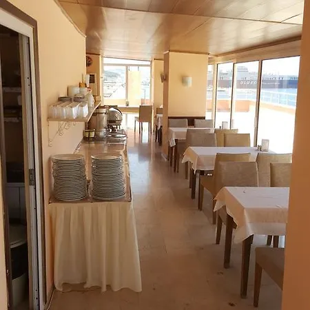 Faik Hotell Çeşme